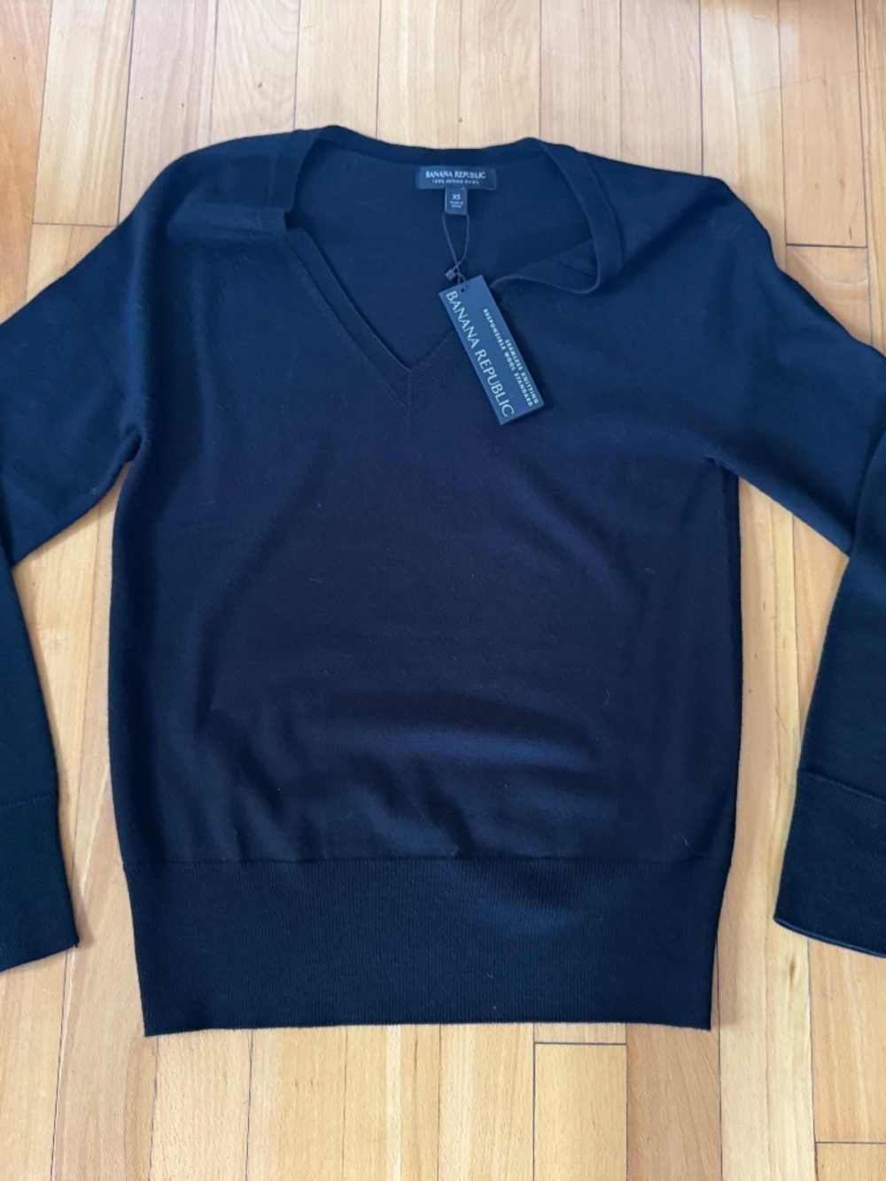 Banana Republic Black Merino Wool V-neck Sweater. XS. NWT